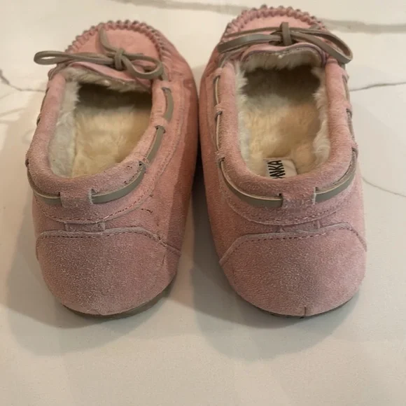 NWOT Minnetonka slippers - Picture 3 of 5
